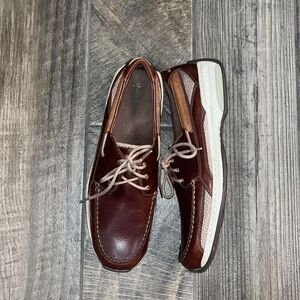 Dunham brown leather two toned Oxfords.